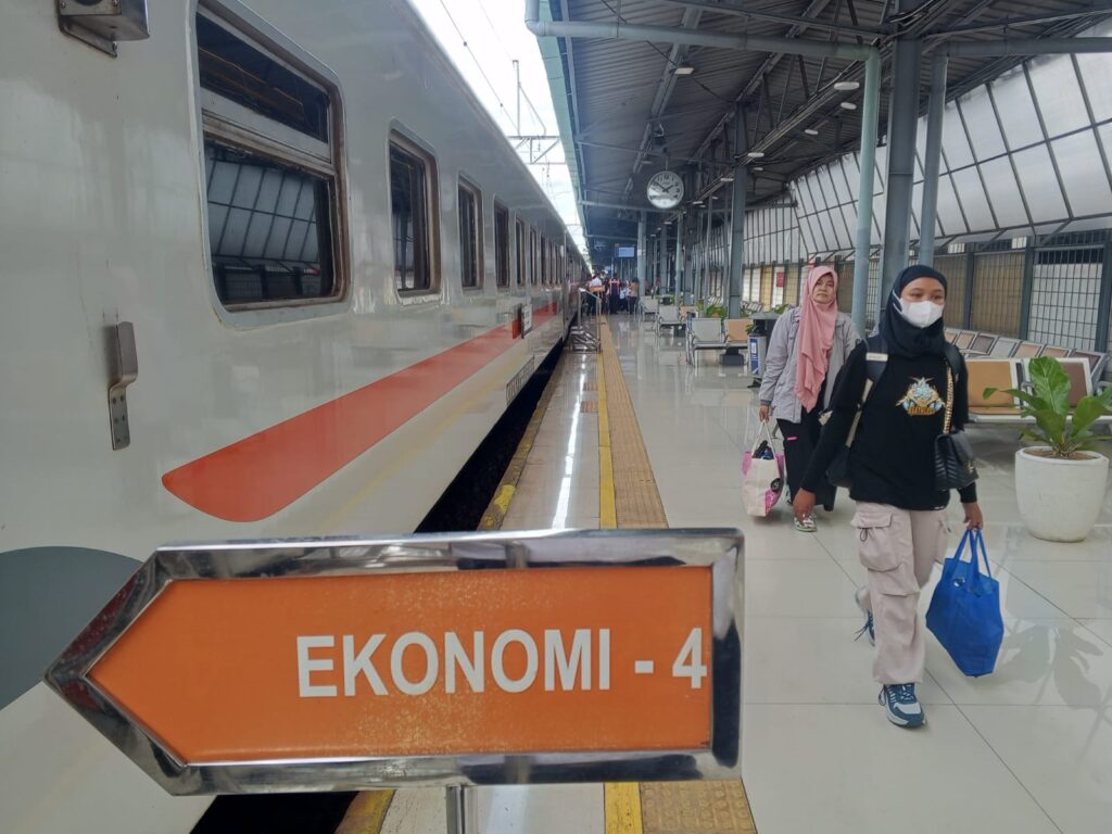 KAI-Tepat-Waktu-dan-Terjangkau-1