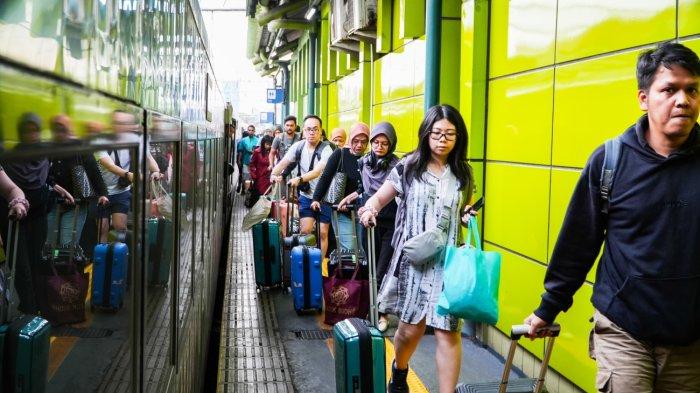 LIBUR-PANJANG-Suasana-Stasiun-Gambir-Gambir-Jakarta-Pusat-pada-Selasa-1352025