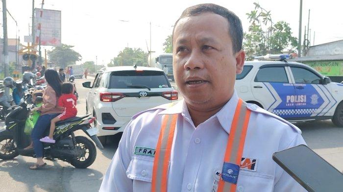 Manajer-Humas-PT-KAI-DAOP-4-Franoto-Wibowo-saat-menjelaskan-4