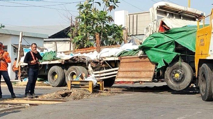 Truk-ditabrak-KA-di-Kaligawe-Semarang-5